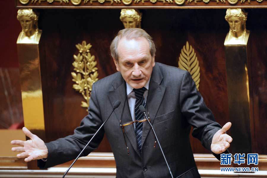 Le 22 mars, Gérard Longuet, ministre français de la Défense, dans un débat avec Alain Juppé à Paris.