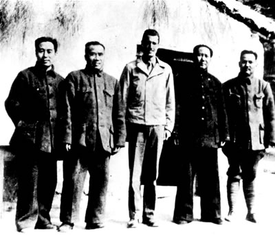 John S. Service (centre) à Yan'an.