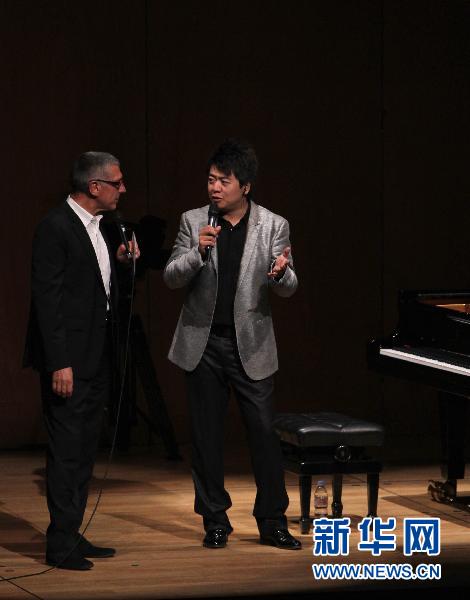 Le 30 mars, le pianiste chinois Lang Lang (droite) partage ses expériences sur l&apos;apprentissage du piano lorsqu&apos;il était enfant, à l&apos;occasion de son concert à Paris.