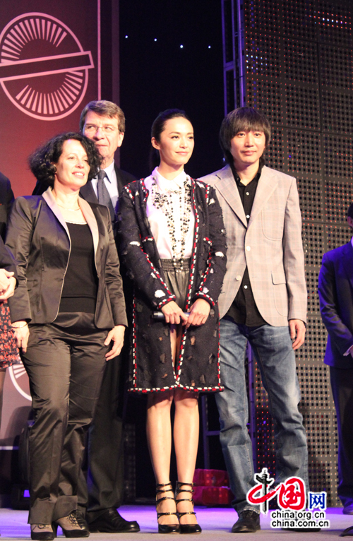 En tant qu'ambassadrice de l'image de la Chine au Festival Croisements, la célèbre actrice chinoise Yao Chen, qui vient notamment de participer à la semaine de la mode à Paris, était également présente à la cérémonie, en compagnie du compositeur chinois de renom Zhang Yadong.