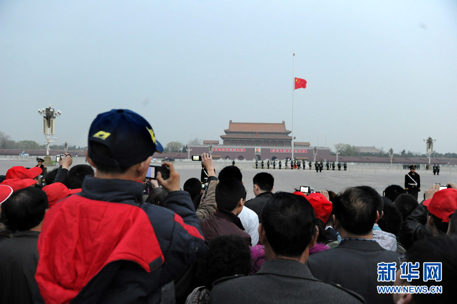 À 5 h 50, le drapeau rouge à cinq étoiles est levé, un événement auquel assistent des milliers de personnes. (Photo prise le 8 avril)