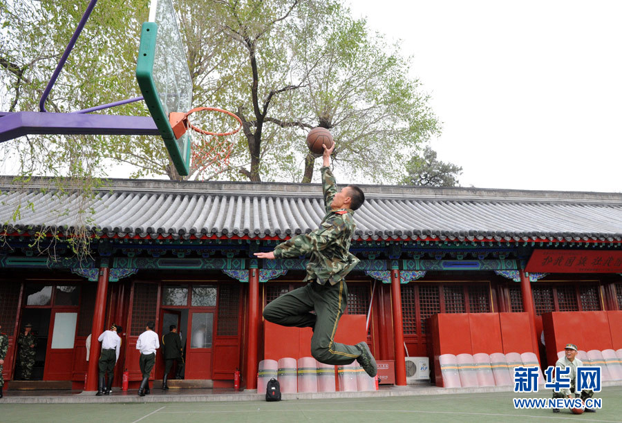 À 16 heures, des soldats font du basket-ball. (Photo prise le 9 avril)