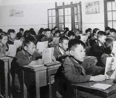 Des écoliers assistent à une classe. 