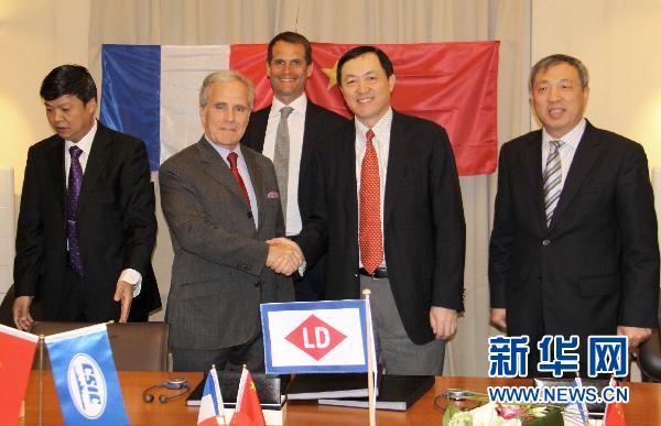 Le 13 avril, Philippe Louis-Dreyfus, président du groupe Louis-Dreyfus Armateurs et Dong Qiang, vice-président de la Compagnie de l’industrie navale de Chine se serrent la main lors de la cérémonie de signature.