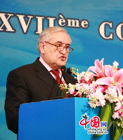 Jean-Pierre Raffarin, ancien premier ministre français, prononce un discours lors de l'ouverture du XVIIe colloque économique franco-chinois.
