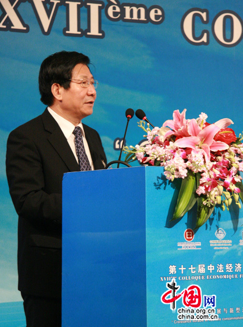 Hou Yunchun, directeur adjoint du Centre de recherche du développement du Conseil d&apos;Eat, prononce un discours lors de l&apos;ouverture du XVIIe colloque économique franco-chinois.