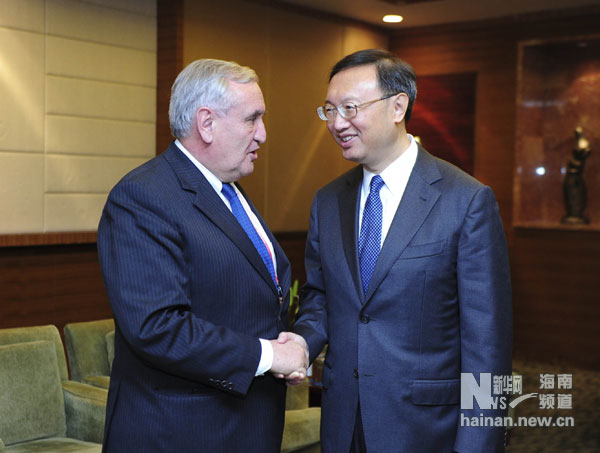 Rencontre entre le ministre chinois des AE Yang Jiechi et l'ancien PM français Jean-Pierre Raffarin à Bo'ao