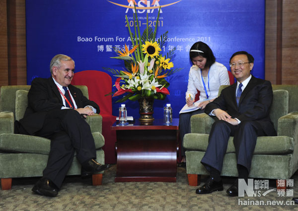 Rencontre entre le ministre chinois des AE Yang Jiechi et l'ancien PM français Jean-Pierre Raffarin à Bo'ao