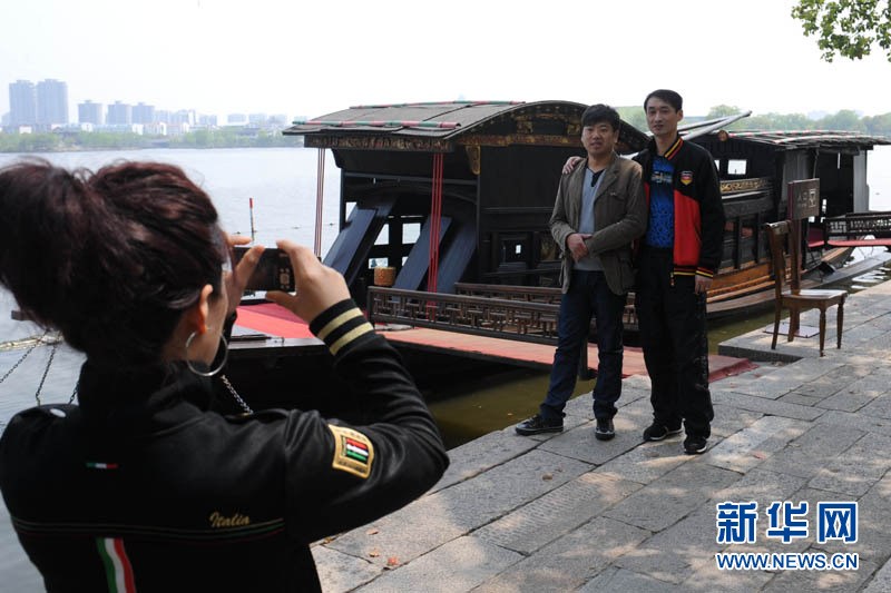 Le 19 avril, des touristes posent devant le bateau « rouge ».