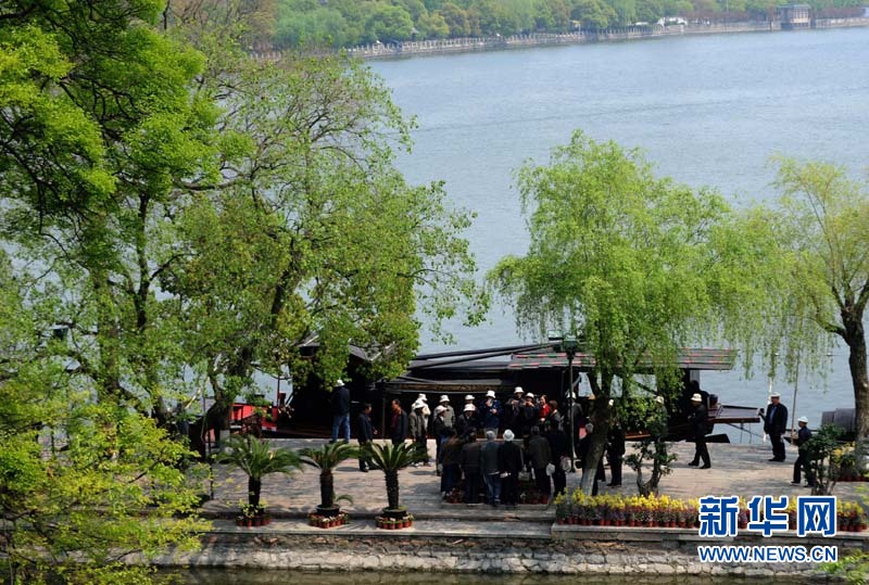 Le 19 avril, des touristes visitent le bateau « rouge » du lac Nanhu à Jiaxing.