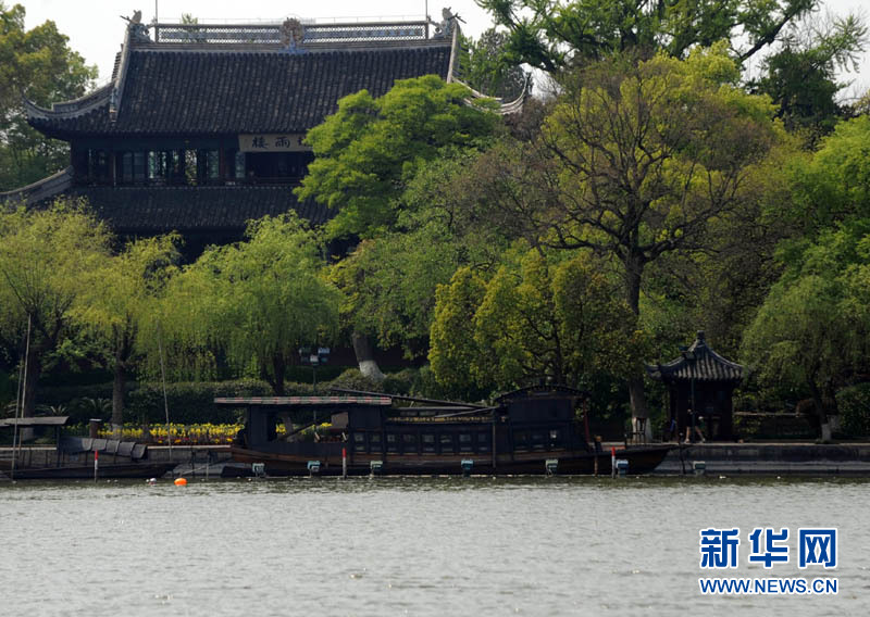 Le bateau « rouge » ancré sur le lac Nanhu de Jiaxing, devant le pavillon Yan Yu (fumée et pluie).