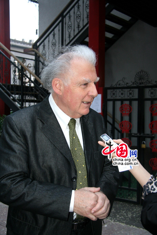 Le pianiste Jean-Pierre Armengaud lors de l'interview qui a eu lieu le 19 avril dans une école de l'Alliance française à Beijing