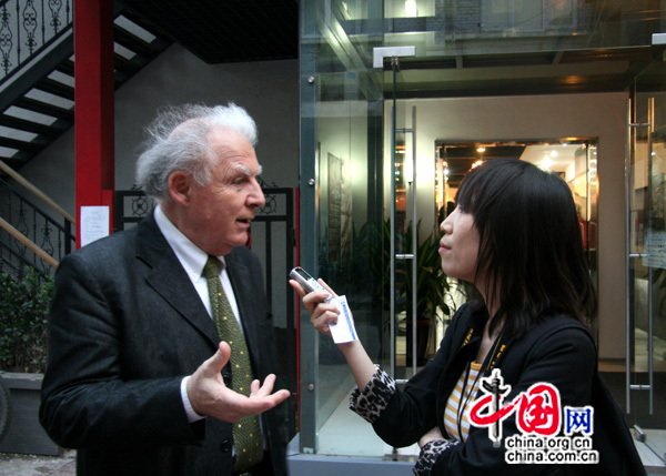 Le pianiste Jean-Pierre Armengaud lors de l'interview qui a eu lieu le 19 avril dans une école de l'Alliance française à Beijing