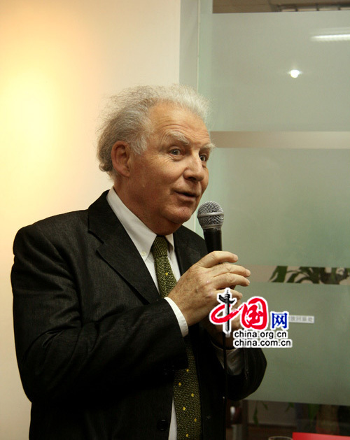 Le pianiste Jean-Pierre Armengaud, lors de la réception qui s&apos;est tenue le 19 avril dans une école de l&apos;Alliance française à Beijing