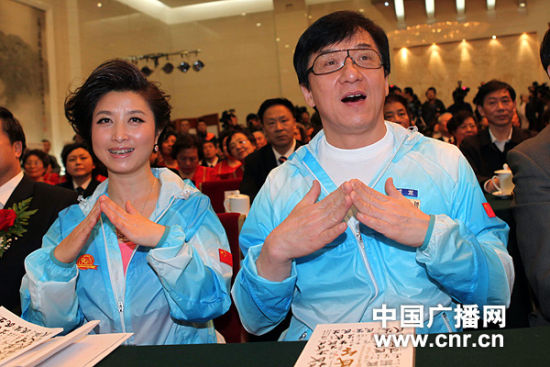 La chanson « Bien-être du peuple » est chantée en duo par Jackie Chan et Liu Yuanyuan.
