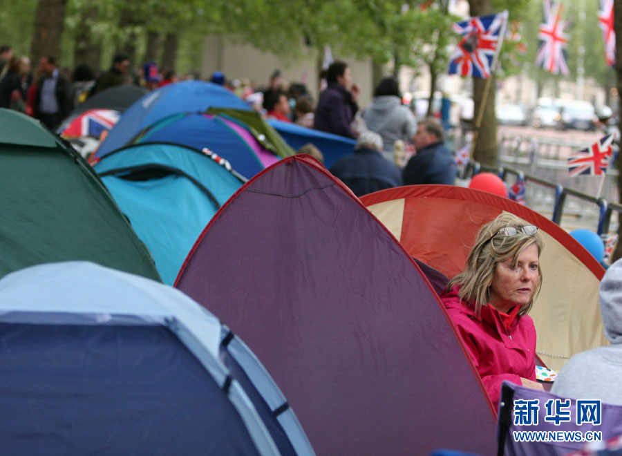 Le 28 avril, des touristes ont installé leurs tentes le long de l'avenue du palais de Buckingham.