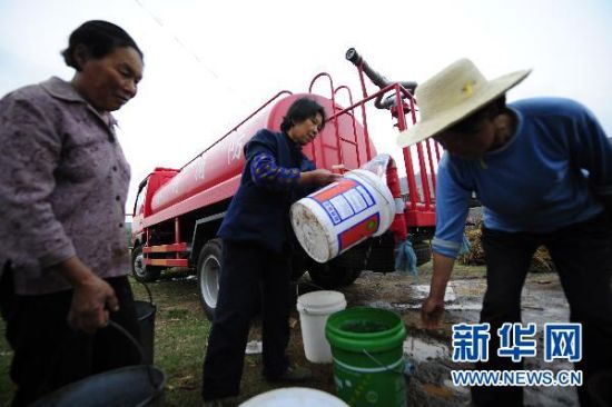 Le 3 mai, des villageois du district de Xiaochang dans le Hubei viennent s'approvisionner en eau potable.