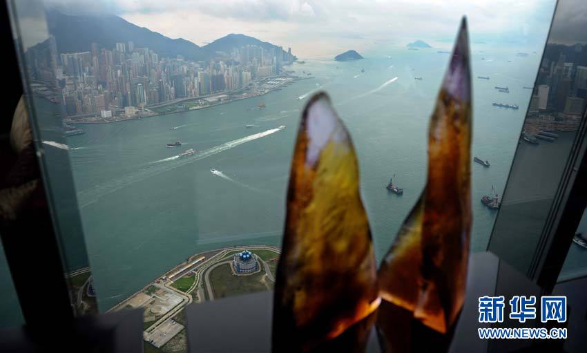 Le 3 mai, le panorama de la baie de Victoria, depuis la fenêtre d'une chambre de l'hôtel Ritz-Carlton de Hong Kong située au 112e étage du gratte-ciel ICC.