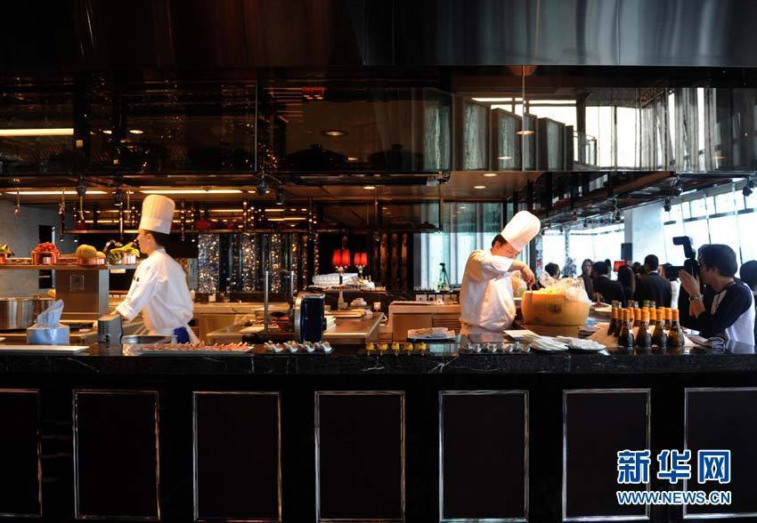 Le 3 mai, des chefs s'affairent dans la cuisine du restaurant de l'hôtel.