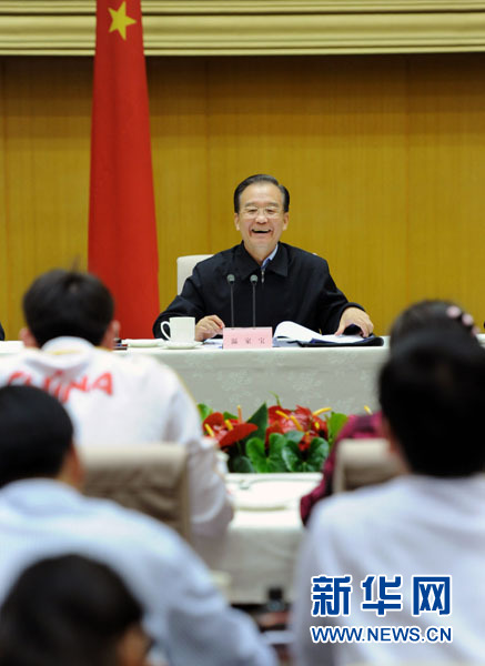 Chine : Wen Jiabao encourage les jeunes à travailler dur en s&apos;accrochant à leurs objectifs_4