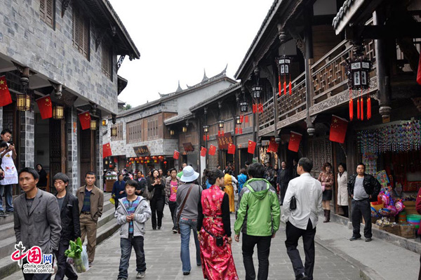 Le 19 avril 2011, des touristes dans le bourg de Shuimo à l'occasion du festival international de la culture et du tourisme du Sichuan.