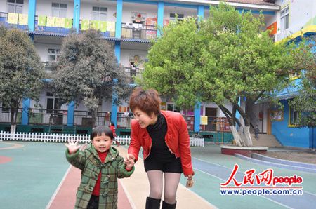 La classe est finie, le «bébé du séisme» Chen Zhenyang rentre chez lui avec sa mère avec joie.