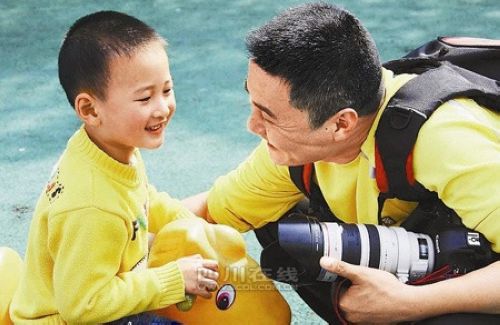 Lang Zheng est le garçon « saluant » sauvé lors du séisme du Sichuan. 1