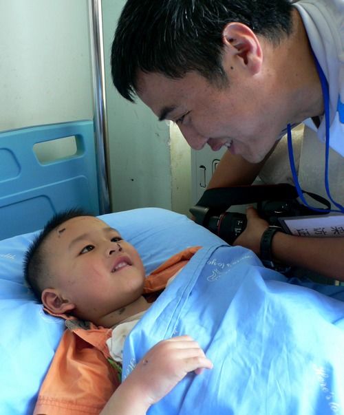 Lang Zheng est le garçon « saluant » sauvé lors du séisme du Sichuan. 10