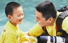 Yang Weihua : C'est moi qui ai photographié le petit garçon « saluant » du Sichuan