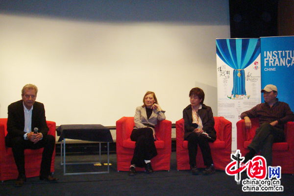 Jean-Paul Wenzel (premier à gauche), Feng Xianzhen (deuxième à droite) et Han Tongsheng (premier à droite) à l'Institut français.