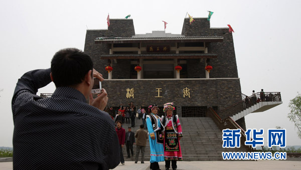 Le 16 avril, des touristes posent devant le pont Yuwang.