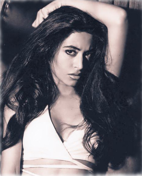 La nièce de Ben Laden devient célèbre sur internet(8)