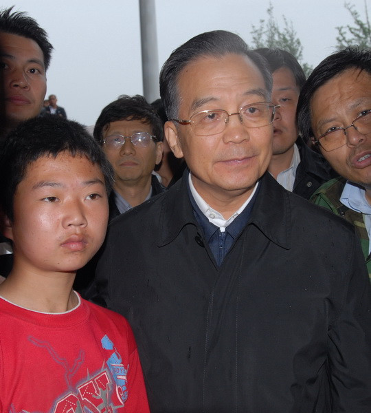 Wen Jiabao a apprécié &apos;la forte volonté&apos; de la population lors de son inspection dans la région frappée par le séisme 4