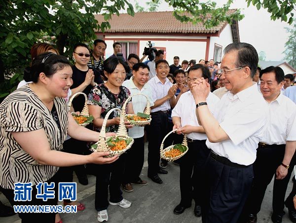 Wen Jiabao a apprécié &apos;la forte volonté&apos; de la population lors de son inspection dans la région frappée par le séisme 5