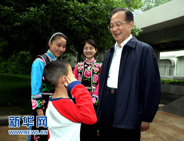 Wen Jiabao a apprécié 'la forte volonté' de la population lors de son inspection dans la région frappée par le séisme 7