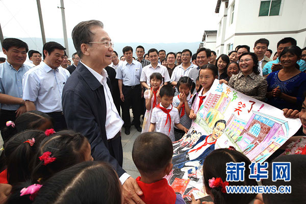 Wen Jiabao a apprécié 'la forte volonté' de la population lors de son inspection dans la région frappée par le séisme 8