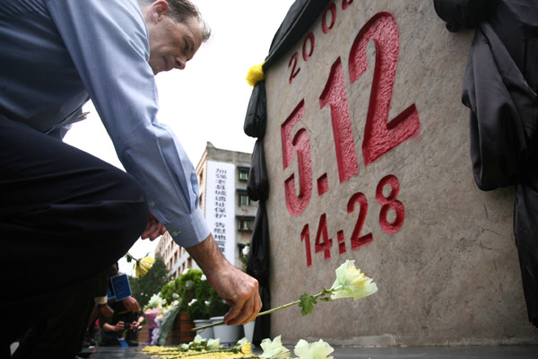 Le 10 mai, un diplomate pose des fleurs devant le monument commémoratif.