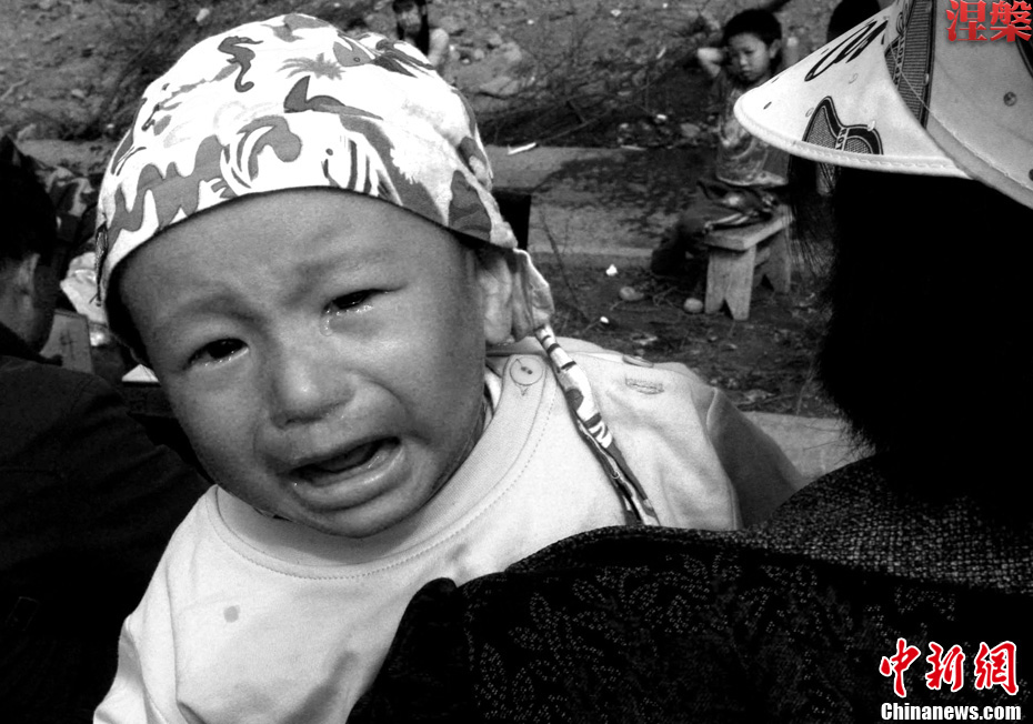 Le 19 mai 2008, un enfant attend des médicaments en pleurant.