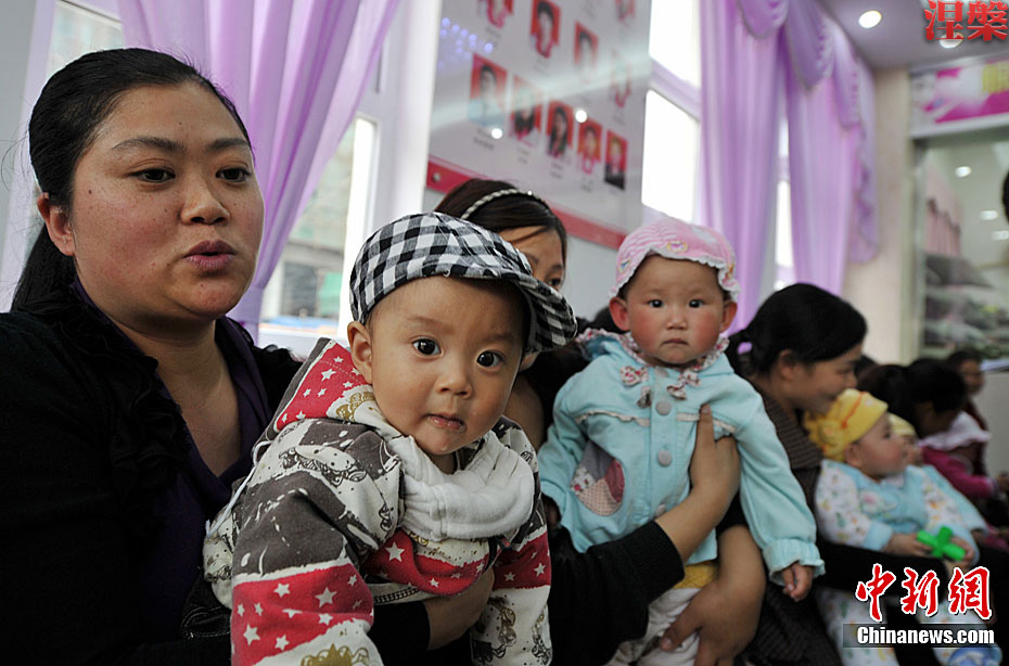En 2011, des mères et leurs nouveau-nés acceptent des examens gratuits dans un hôpital.