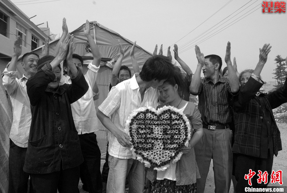 Le 22 mai 2008, un mariage simple à côté d&apos;une tente pour les réfugiés.