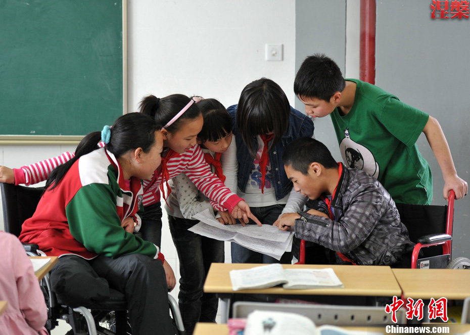 En 2011, les écoliers discutent leurs devoirs dans une école spéciale de Dujiangyan pour handicapés victimes du séisme.