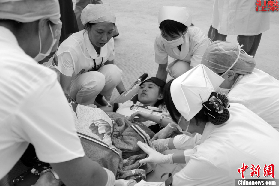 Le 22 mai 2008, des médecins traitent un blessé dans un aéroport du Guangxi.