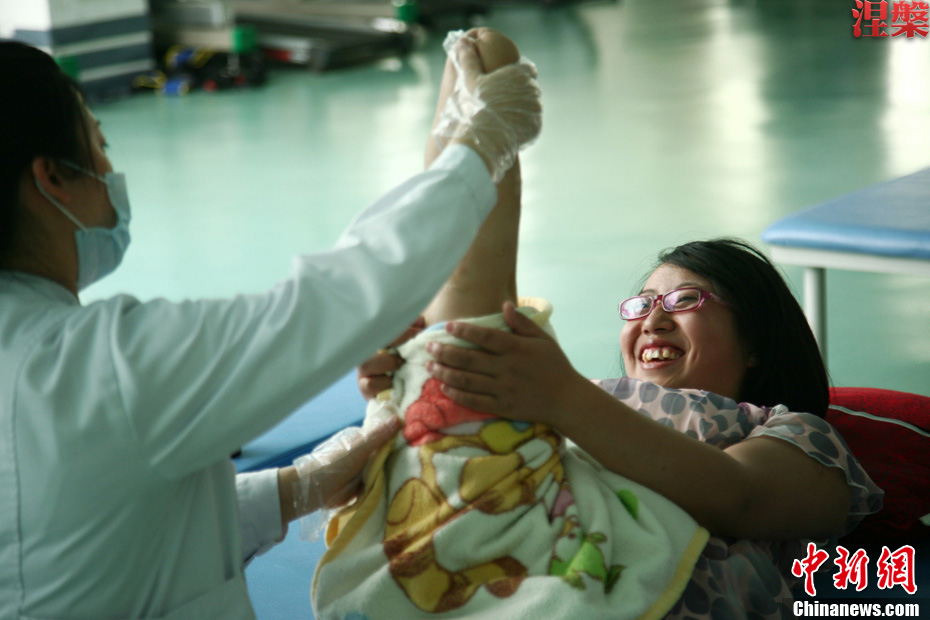  En 2011, Wei Ling fait de la rééducation physique dans un centre spécialisé de Chengdu. 