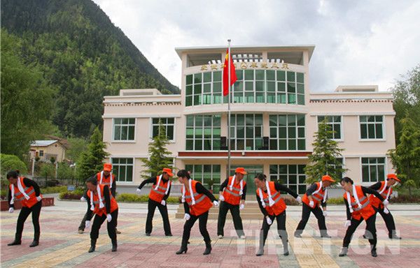 Des employés de la voirie interprètent une danse présentant leur travail. 