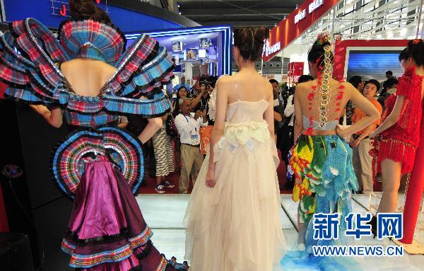 Les acheteurs internationaux affluent dans une foire culturelle dans le sud de la Chine
