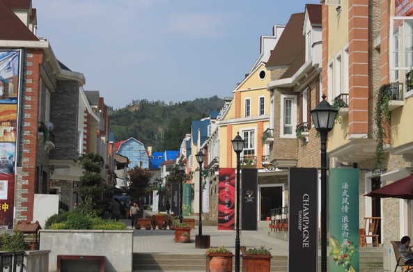 Le bourg du Cerf blanc rayonne à nouveau de romantisme français trois ans après le séisme de Wenchuan