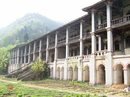 Le bourg du Cerf blanc rayonne à nouveau de romantisme français trois ans après le séisme de Wenchuan