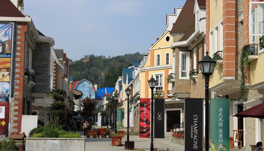 Le bourg du Cerf blanc rayonne à nouveau de romantisme français trois ans après le séisme de Wenchuan