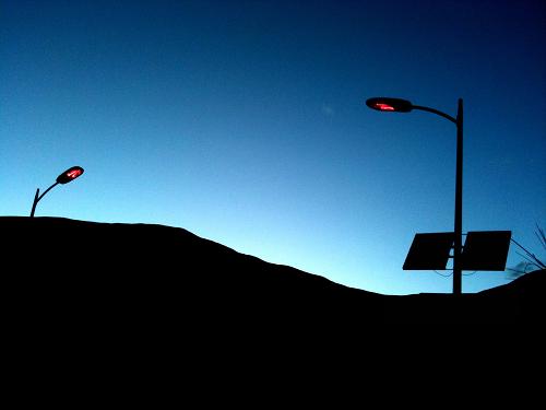 Les lampadaires solaires dans le bourg de Shiquanhe. Photo prise le 1er mai.