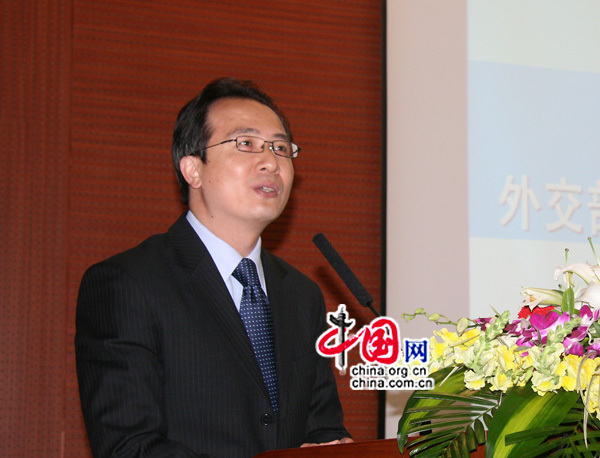 Hong Lei, porte-parole du ministère chinois des Affaires étrangères et ancien élève de BLCU, prend la parole à la cérémonie d&apos;inauguration de l&apos;Institut de traducteurs et d&apos;interprètes de la BLCU.